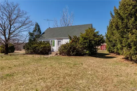 6112 Chestnut St, Zionsville, PA 18092
