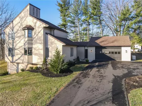 100 Greening Dr, Palmer Township, PA 18045