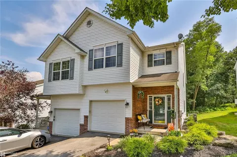 1528 Crest Park Ct, Bethlehem, PA 18015