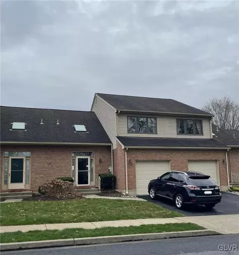 3275 Oakland Square Dr, Bethlehem, PA 18020