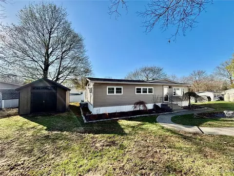 114 Hickory Hills Dr, Bath, PA 18014