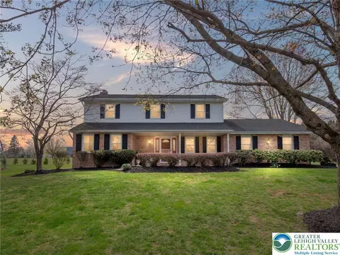 1254 Pine Grove Dr, Palmer Township, PA 18045