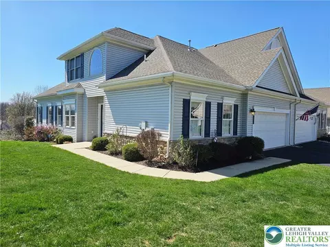 17 Glenmoor Cir N, Palmer Township, PA 18045