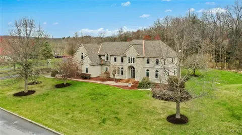 2426 Southmoore Dr, Bath, PA 18014