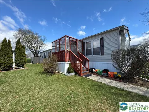 30 Sycamore Dr, Bath, PA 18014 photo 1
