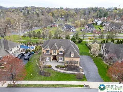 8 Creek View Ct, Palmer Township, PA 18045