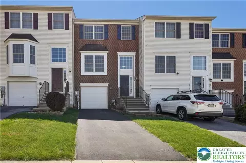 319 S Oak St, Freemansburg, PA 18017
