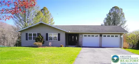 1308 Pin Oak Ln, Slatington, PA 18080