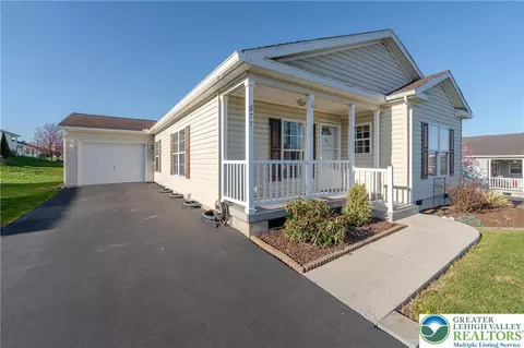 677 San Simeon Pl, Forks Twp, PA 18040
