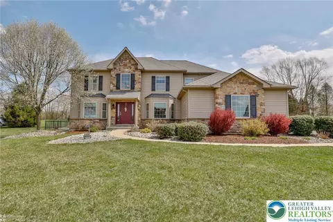 141 Chase Hollow Dr, Nazareth, PA 18064