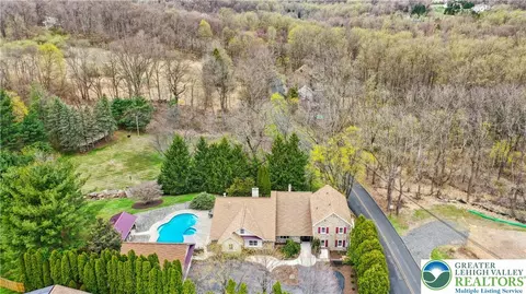 2714 Bergstresser Dr, Hellertown, PA 18055
