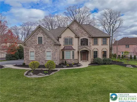 6639 Forest Knoll Ct, Allentown, PA 18106