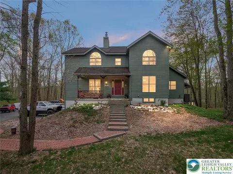 8549 Oak Hollow Ln, Macungie, PA 18062