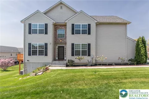 9659 Crescent Ln, Breinigsville, PA 18031