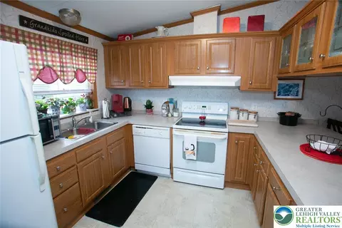 1237 Valley Forge Dr, Walnutport, PA 18088 photo 6