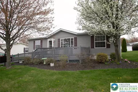 1237 Valley Forge Dr, Walnutport, PA 18088