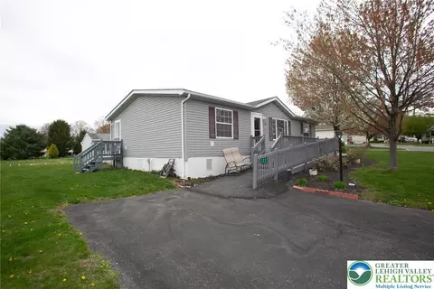 1237 Valley Forge Dr, Walnutport, PA 18088 photo 4