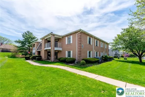 2675 Rolling Green Dr, Macungie, PA 18062