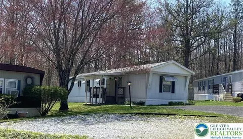 206 Creekside Manor Dr, Lehighton, PA 18235