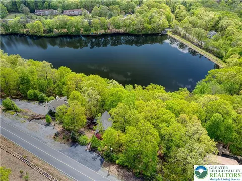 2171 Lancaster Dr, Saw Creek, PA 18324