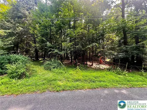 639 Bear Rock Rd, Wayne, PA 18436