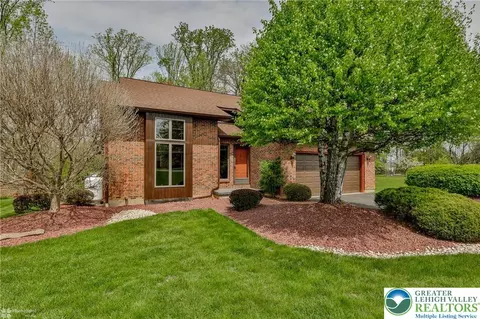 1208 Rone Dr, Wind Gap, PA 18091
