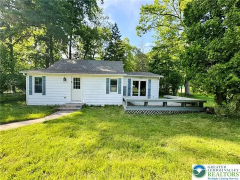 998 Newichawnoe St, Bath, PA 18014