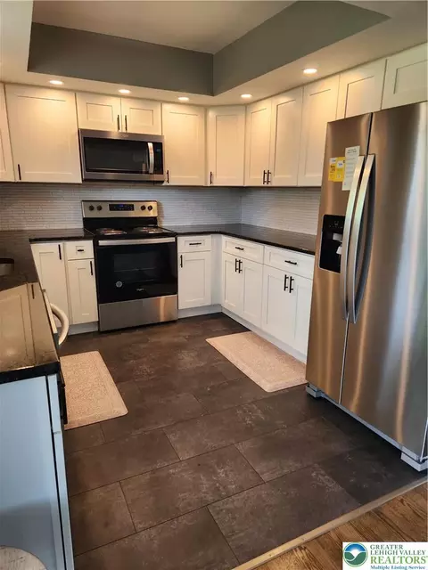 518 E Main St, Bath, PA 18014 photo 5