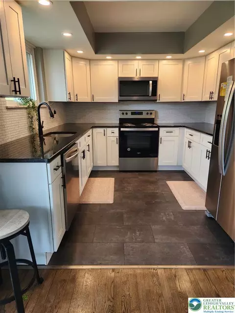 518 E Main St, Bath, PA 18014 photo 6