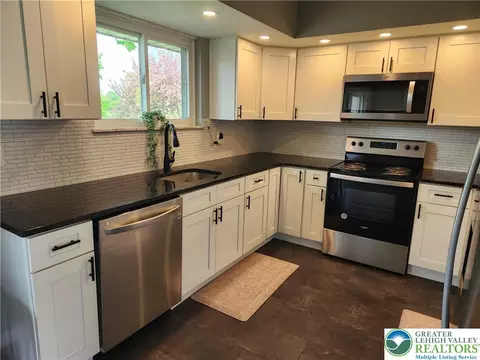 518 E Main St, Bath, PA 18014 photo 4