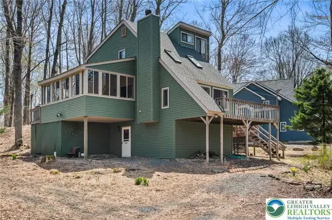 231 Barberry Ln, Pocono Lake, PA 18347