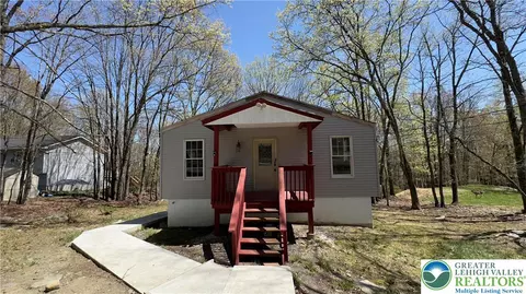 194 Murphy Cir, Bushkill, PA 18324