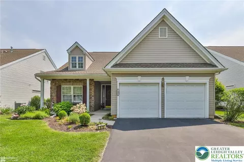 11 Inverness Ln, Palmer Township, PA 18045