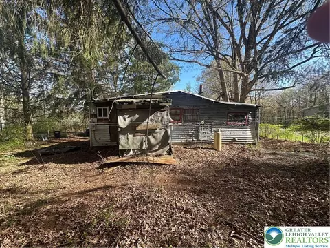 9 School St, Barnesville, PA 18214