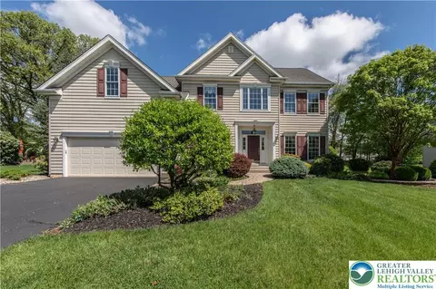 5383 Greenbriar Dr, Bethlehem, PA 18017