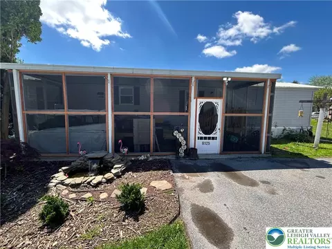 6125 Usina Ct, Slatington, PA 18080