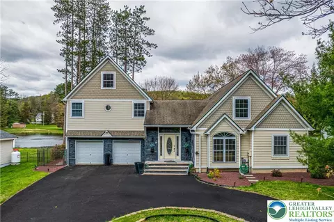 126 Pinewood Dr N, East Stroudsburg, PA 18302