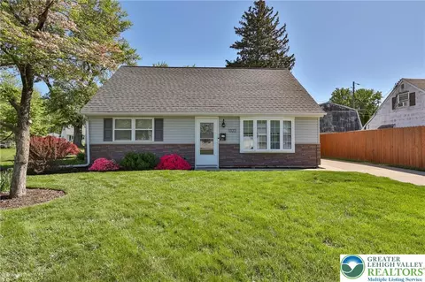 1322 W Rosemont Dr, Bethlehem, PA 18018