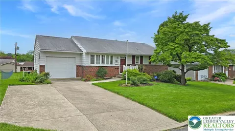 3368 Melrose Ln, Hokendauqua, PA 18052