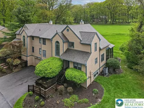 2196 Oak Hill Dr, Canadensis, PA 18325