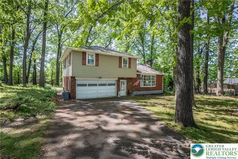 2875 Whitewood Rd, Bethlehem, PA 18017