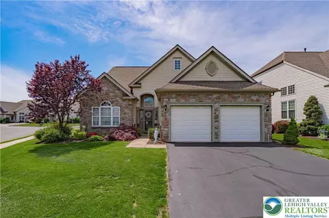 2930 Lifford Ln, Macungie, PA 18062
