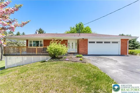 400 S Hokendauqua Dr, Northampton, PA 18067