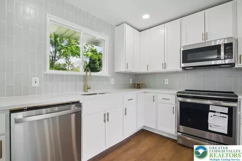 555 E Walnut St, Hellertown, PA 18055 photo 8