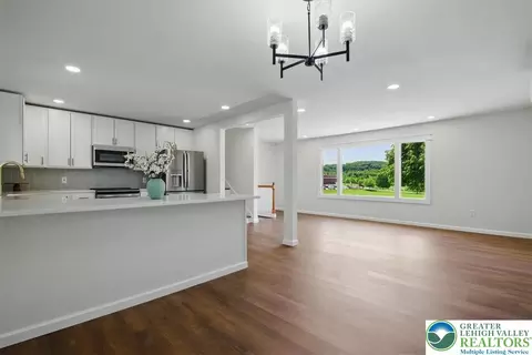 555 E Walnut St, Hellertown, PA 18055 photo 5