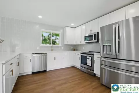 555 E Walnut St, Hellertown, PA 18055 photo 7