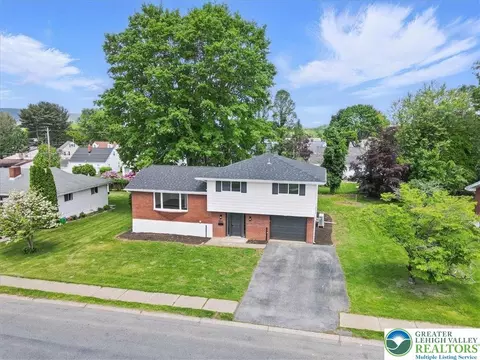 555 E Walnut St, Hellertown, PA 18055 photo 2