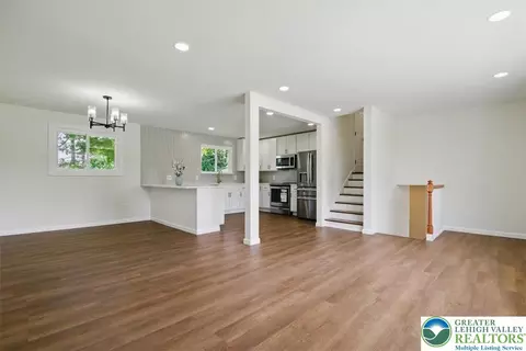 555 E Walnut St, Hellertown, PA 18055 photo 4