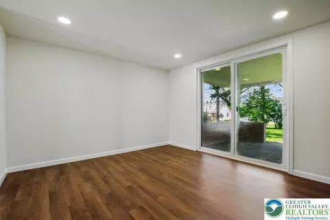 555 E Walnut St, Hellertown, PA 18055 photo 18