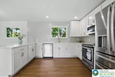 555 E Walnut St, Hellertown, PA 18055 photo 6